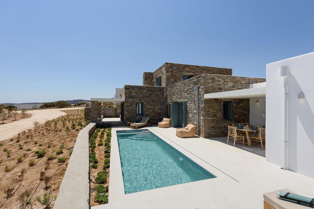 Complex White And Rocks Vila *