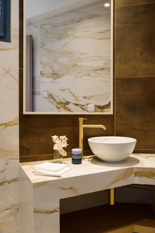 Complex White And Rocks Vila *