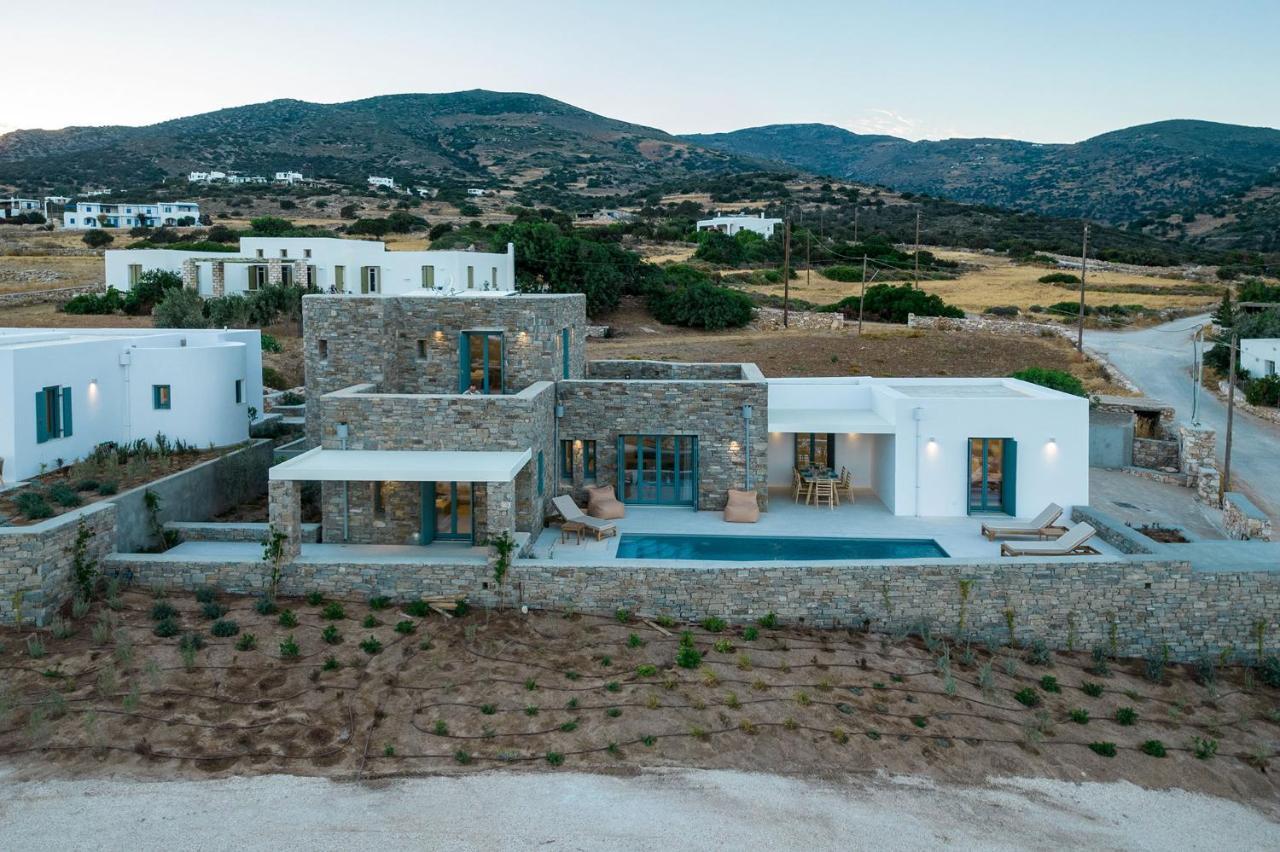 Complex White And Rocks Vila *